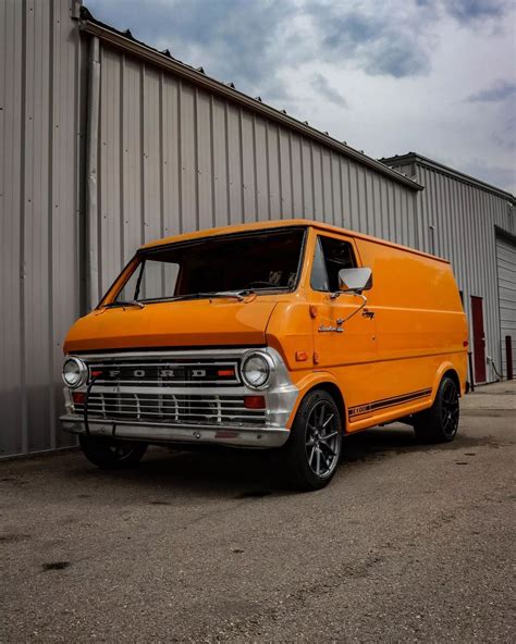 Questo Vecchio Furgone Ford Nasconde Una Tesla Model