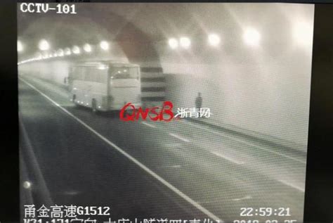 高速上乘客内急想要下车，竟被大客车司机扔在高速隧道内 每日头条