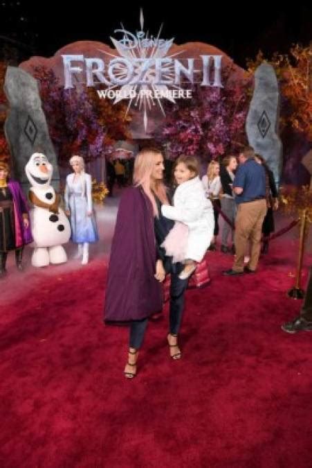 FOTOS Así llegaron los famosos con sus hijos a la premier de Frozen II