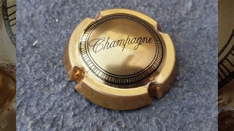 Capsule de Champagne générique à identifier Doré écriture noir