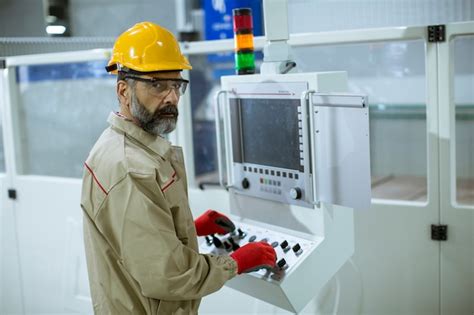 Senior Hombre Operando Unidades De M Quina En F Brica Moderna De Pie