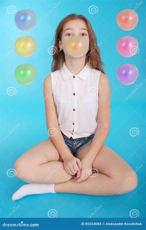 Jeune Fille Faisant Une Grande Bulle Avec Un Chewing Gum Photo Stock