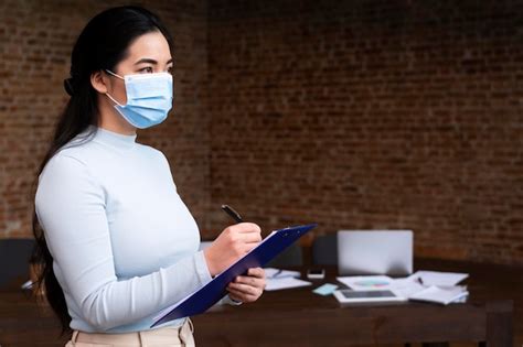 Premium Photo Adult Woman Wearing A Face Mask At The Office