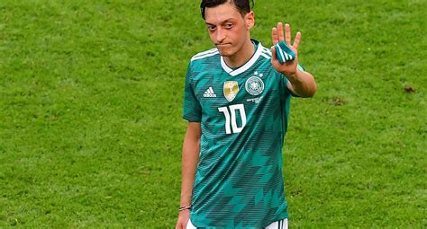 Mesut Zil Anuncia Su Retiro Del F Tbol Profesional A Los A Os Tras