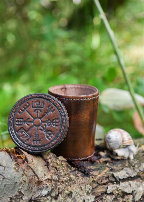 Würfelbecher aus Leder mit Deckel Vegvisir Prägung braun Battle