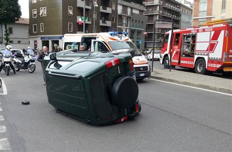 Barriera Genova L Auto Si Ribalta Ma Il Conducente Esce Illeso