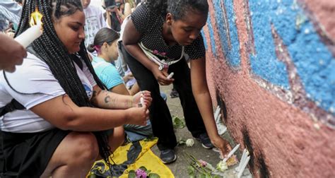 Video Alumno De A Os Mat A Pu Aladas A Profesora En Plena Escuela