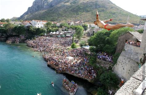 U Mostaru Danas Tradicionalni Skokovi Sa Starog Mosta