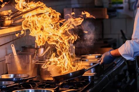 Шеф-повар готовит на кухне, в ресторане работает на огне, готовит ...