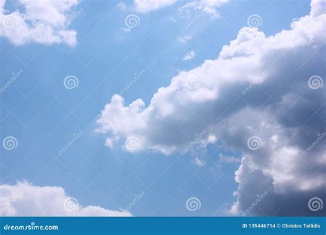 Fondo Del Cielo Con Las Nubes Foto De Archivo Imagen De Estacional