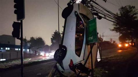 Accidente De Tránsito Terminó Con Auto Incrustado En Poste De Luz En Temuco