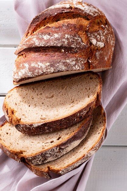 Pan De Centeno En Rodajas Sobre La Tabla De Cortar Primer Plano