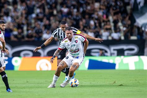 Romário comenta erros do passado e sonho de voltar ao Ceará Distante