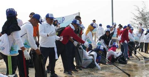 Penanggungan Tumpahan Minyak Pertamina Bersihkan Pantai Untung Jawa