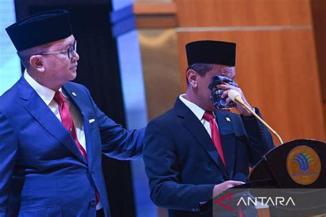 Bahlil Menangis Saat Kenalkan Rosan Sebagai Menteri Investasi Baru