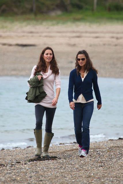 Duchess Kate Kate takes a stroll along the beach with Pippa 2020 Kadın