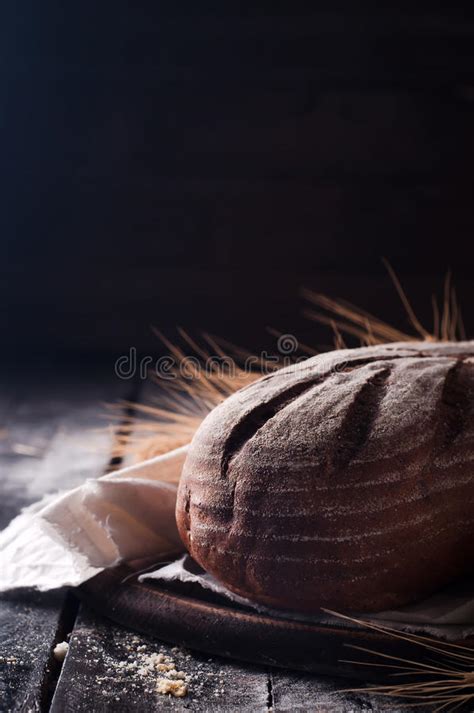 Brood Met Tarweoren Op Donkere Raad Stock Foto Afbeelding Bestaande