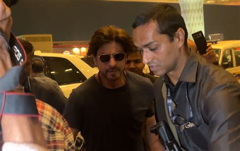 Shah Rukh Khan rocks ponytail look at Mumbai airport snap-Telangana Today