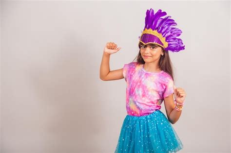 Hermosa niña brasileña vestida para el carnaval en brasil bailando ...