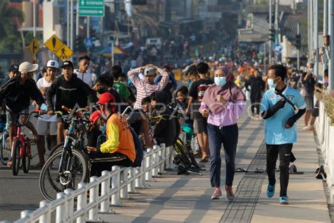 BEROLAHRAGA DI KAWASAN JEMBATAN SUROBOYO ANTARA Foto