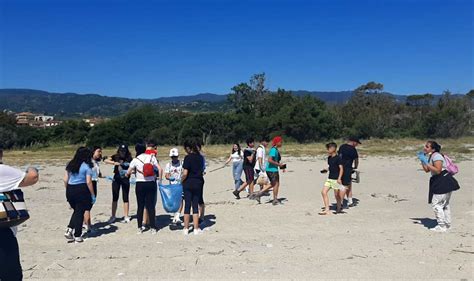 Friday For Future Giornata Ecologica Con Le Scuole Sulla Spiaggia Di