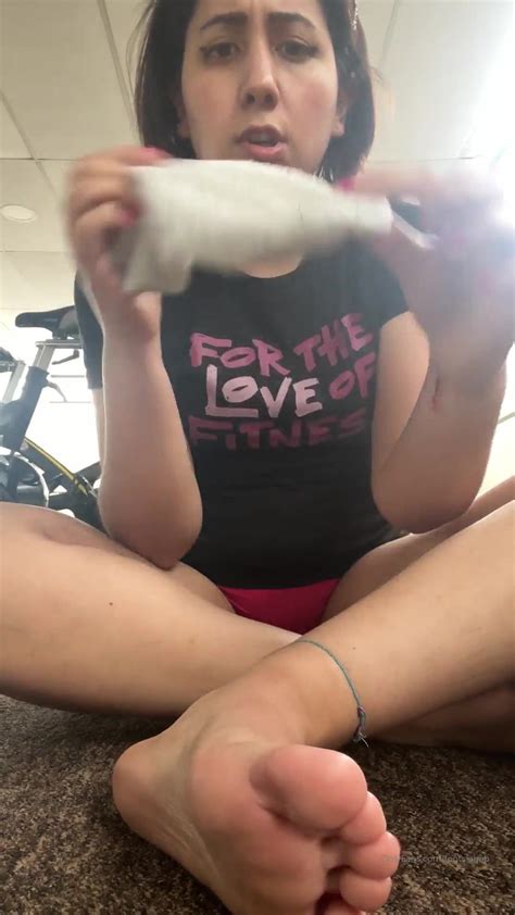 Footsiebab Joi At The Gym W Self Worship Closeups Of Soles Toes