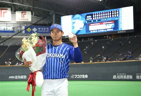 ノーヒットノーランを達成して三浦監督と握手を交わす今永（撮影・高橋茂夫） ― スポニチ Sponichi Annex 野球