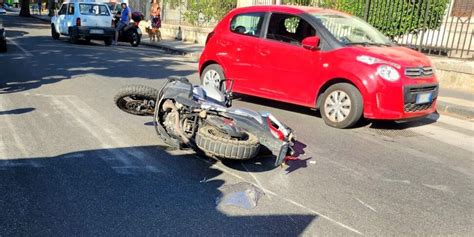 Messina Scontro Tra Un Auto E Una Moto All Incrocio Tra Via Cannizzaro