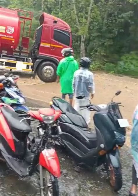 Jalan Lintas Padang Panjang Padang Putus Total Karena Longsor Air