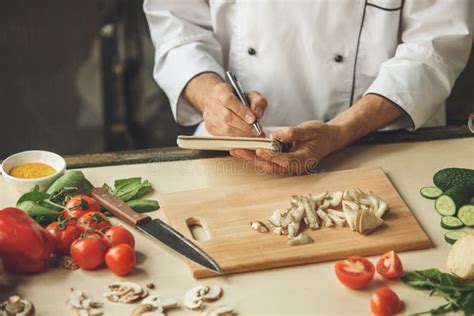 Cocinero Profesional Del Hombre Maduro Que Cocina La Comida Dentro