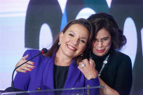 Xiomara Castro Recibió La Credencial Que La Acredita Como Presidenta