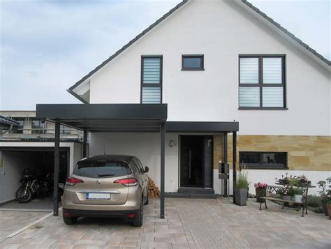 Carport mit seitlichem Anbau als Überdachung für den Eingang carport