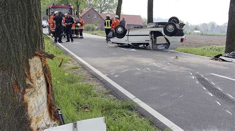 Auto prallt bei Siedenburg gegen Baum und überschlägt sich 21 Jähriger