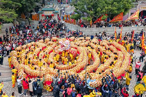 “歡樂春節 ─2024年龍騰舞躍賀新春社區巡演”在大三巴牌坊舉行巡遊起步儀式，大金龍醒獅巡遊沿途向居民及旅客拜年。 澳門特別行政區政府入口網站