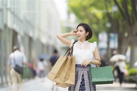 東京 原宿 表参道 ショッピングをする女性 写真素材 6094210 フォトライブラリー Photolibrary