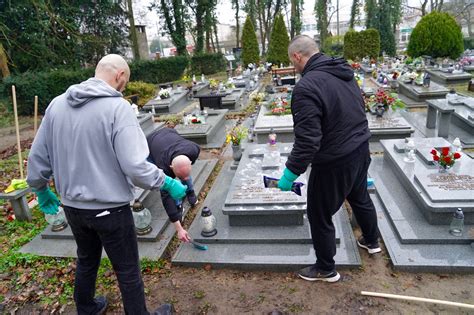 Osadzeni z Aresztu Śledczego w Szczecinie porządkowali groby