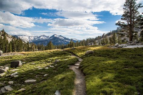 The Pacific Crest Trail in Kings Canyon National Park, CA [5760x3840 ...