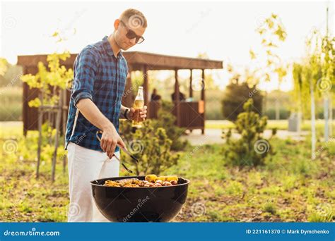 Hombre Trabajando En El Parrillado Haciendo Barbacoa Para Amigos En La