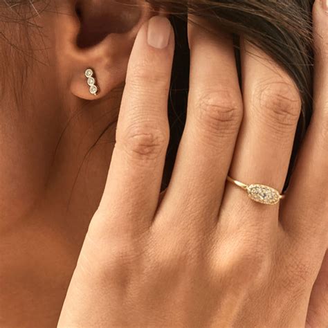 Grayson Gold Band Ring In White Crystal Kendrascotts