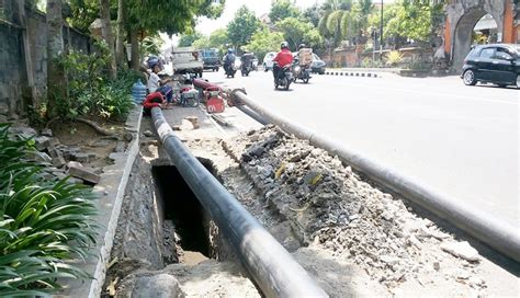 Nusabali Dikeluhkan Pipa Pdam Di Bawah Trotoar