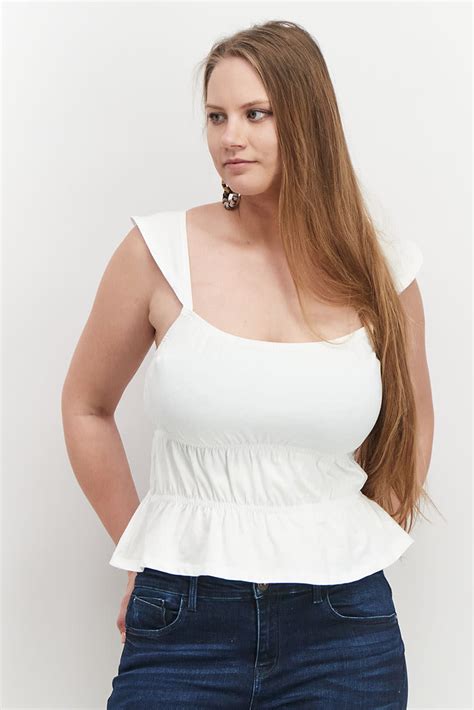 Buy Sinsay Women Scoop Neckline Sleeveless Plain Cropped Top White Online Brands For Less