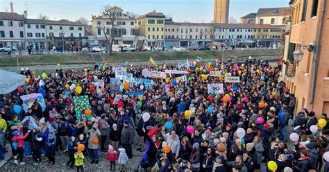 Oltre Mille Persone Alla Marcia Per La Pace A Dolo Nel Veneziano