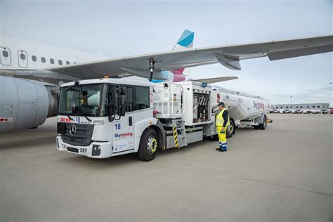 Camion Electric Mercedes Benz EEconic Pentru Realimentarea Avioanelor