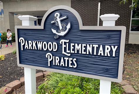 Parkwood Elementary Unveils Newly Donated School Sign - Town of Clarksville