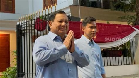 Warga Teriak Minta Foto Bareng Prabowo Sebelum Berangkat Ke Debat