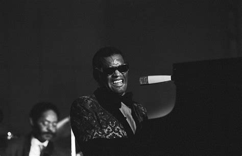 Ray Charles Vuelve A Escuchar Sus Mejores Canciones