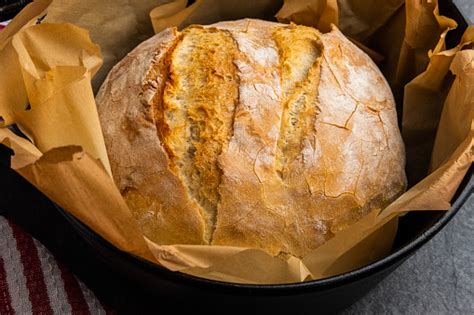 Roti Segar Dari Oven Foto Stok Unduh Gambar Sekarang Dutch Oven