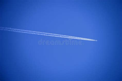 Het Vliegtuig In De Hemel En De Cluster Van Wolken Gingen Het