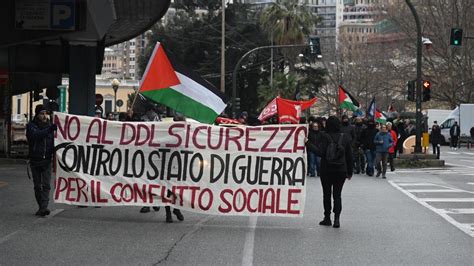 Tensione A Genova Per Il Tesseramento Di Casapound Manifestazione