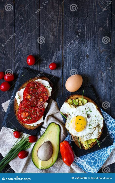 Ovos Do Abacate E Brindes Saborosos Deliciosos Do Queijo Do Tomate Foto